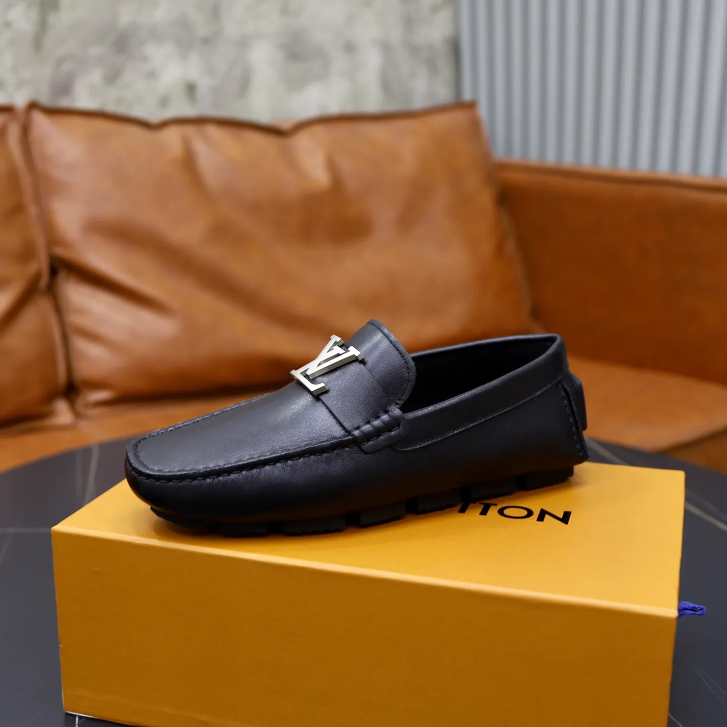 Ex-factory price: 480💰【LV】Louis Vuitton ⚠️High-end men’s driving and pedal series ⚠️38-44 (customized for 45) ⚠️All original cowhide leather! Thick and soft! Made entirely of calfskin lining! Rubber sheet anti-slip beanie sole! Three-dimensional package technology! Fashionable and classic! Handicrafts! Original high quality! Feel free to compare!